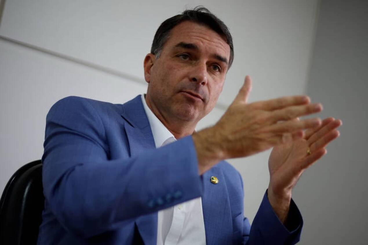 Quaest: Flávio Bolsonaro cai de 61% para 52% entre evangélicos