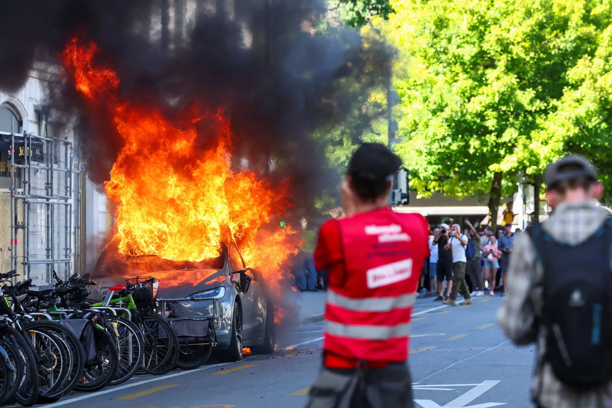Protesto contra o G7 termina com carro da Tesla incendiado e atos de vandalismo em Genebra
