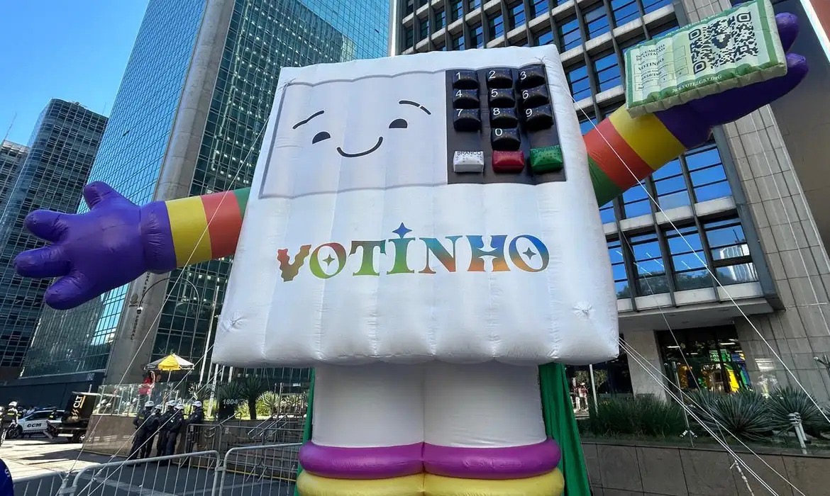 Parada LGBT+ em SP prega “renovação política” e exibe urna gigante