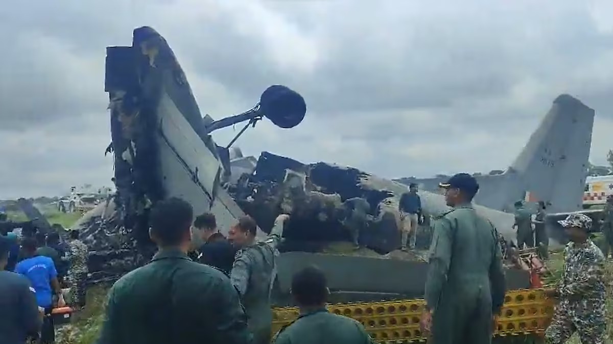 Avião da Força Aérea Indiana cai durante pouso e deixa cinco mortos