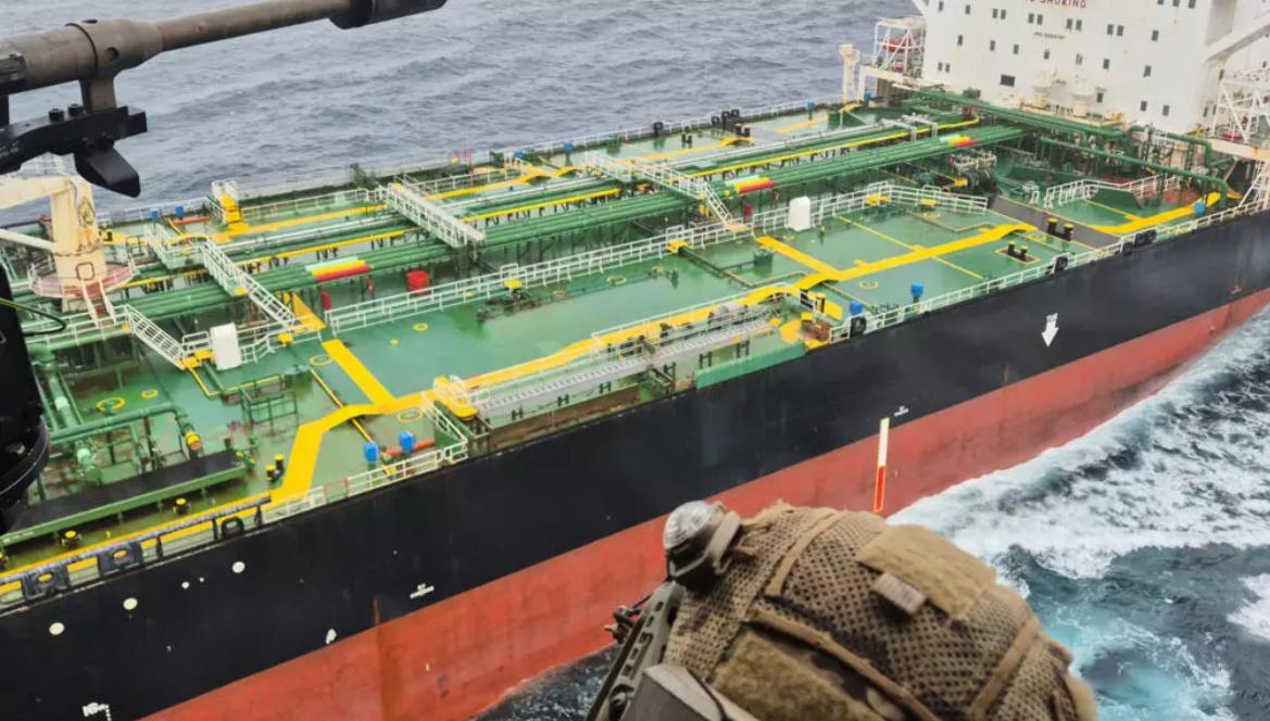 Rússia acusa França de pirataria após interceptação de petroleiro no Atlântico