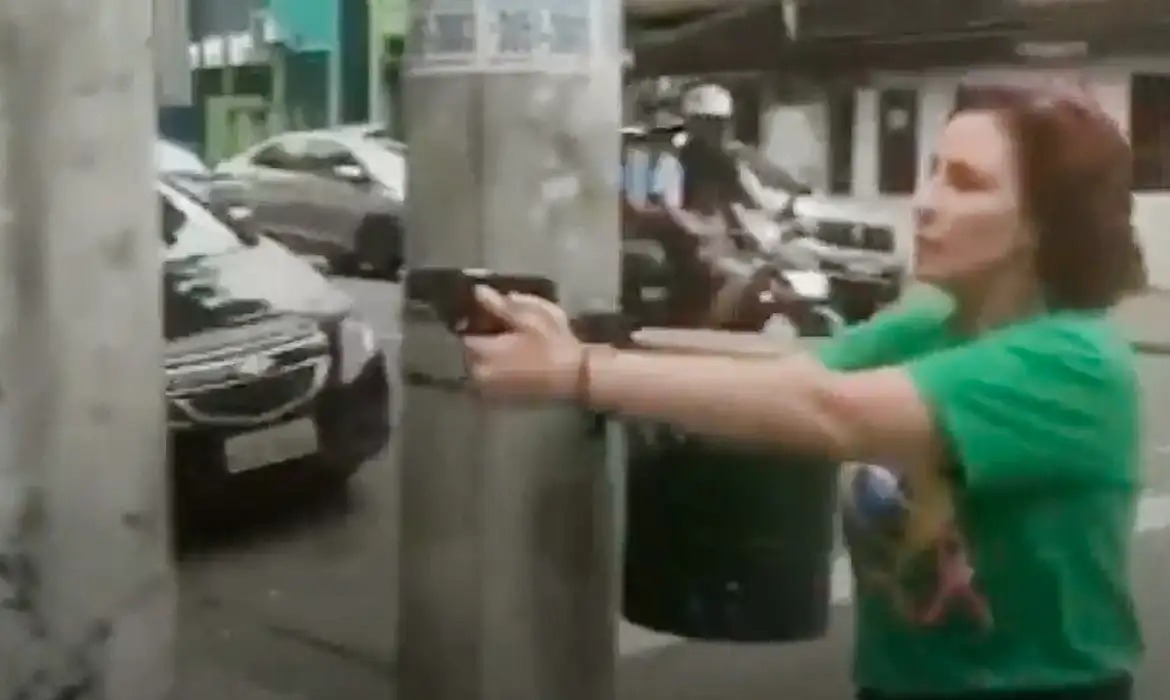 Juiz decreta prisão de jornalista perseguido por Zambelli armada em SP