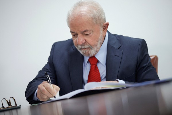 Lula sanciona regra que autoriza renovação automática da CNH para bons motoristas